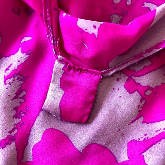 Tie sleeve 100% curve hugging abstract blouse - Picture 10 of 10